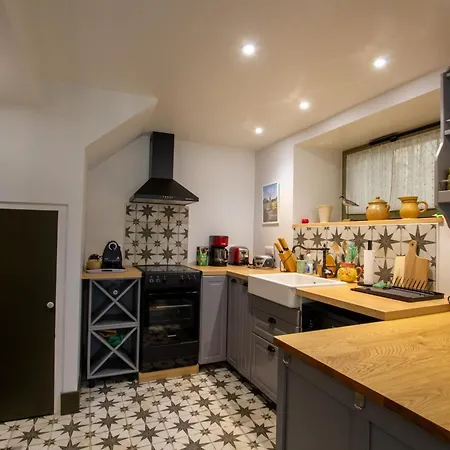 Maison Climatisee Avec Jardin Au Coeur De - Fr-1-616-399 *